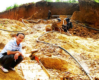 A gold mining site in Tuong Dong area in Dak G’long District of Dak Nong Province (Photo: SGGP) A gold mining site in Tuong Dong area in Dak G’long District of Dak Nong Province (Photo: SGGP)